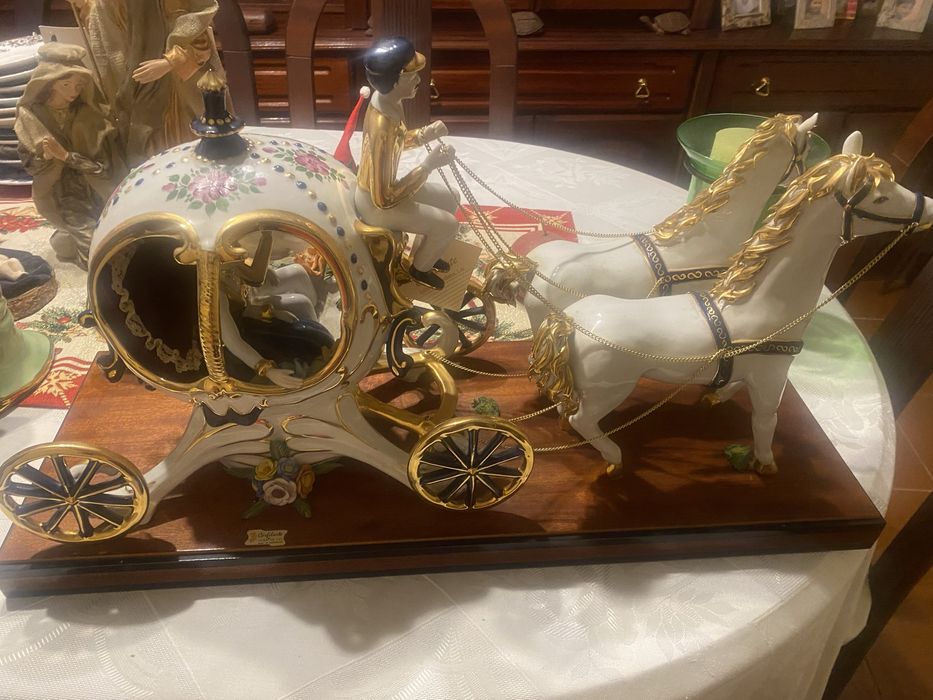 Carruagem com figuras em porcelana