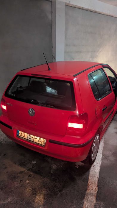 Estou vendendo um carro Polo de 2000.