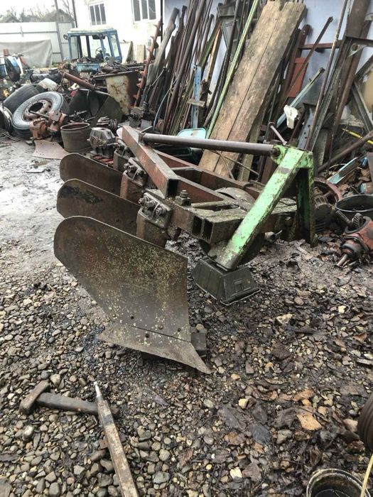 Плуг трьох корпусний