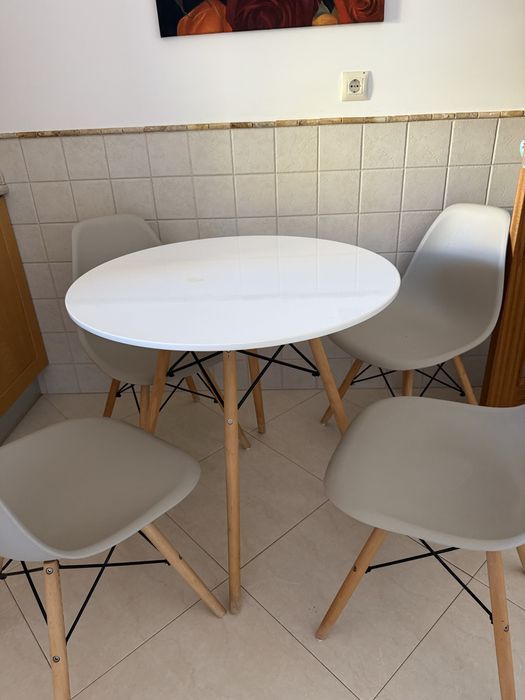 Mesa e cadeiras