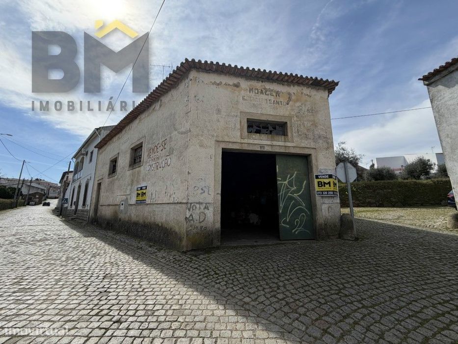 Edifício antigo no centro da aldeia de Proença-a-Velha