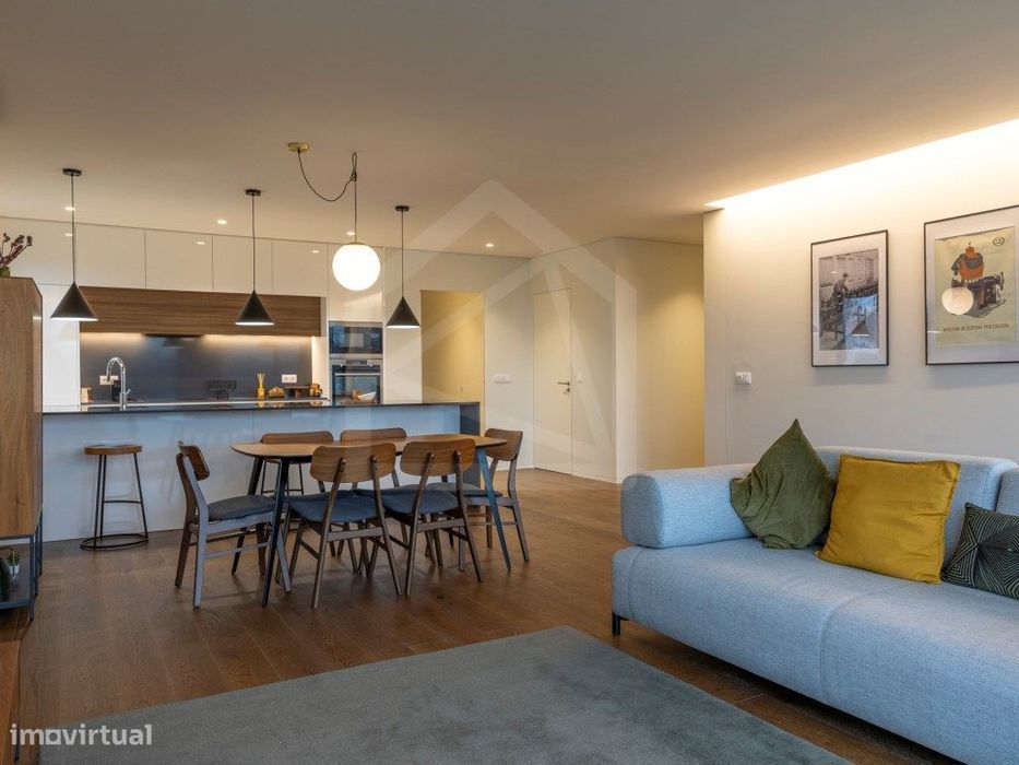 Apartamento T3 com varanda, suite, garagem dupla e arrecadação. — S. João Da Madeira, Aveiro