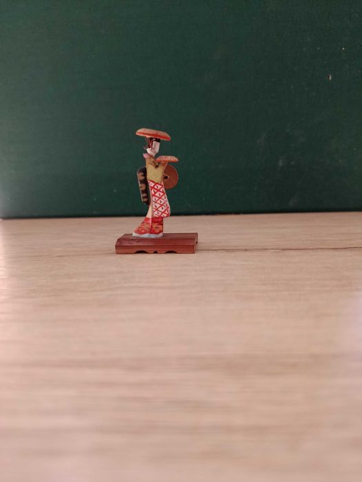 Japonia - miniaturowa,  japońska figurka - gejsza - wykonana z bambusa