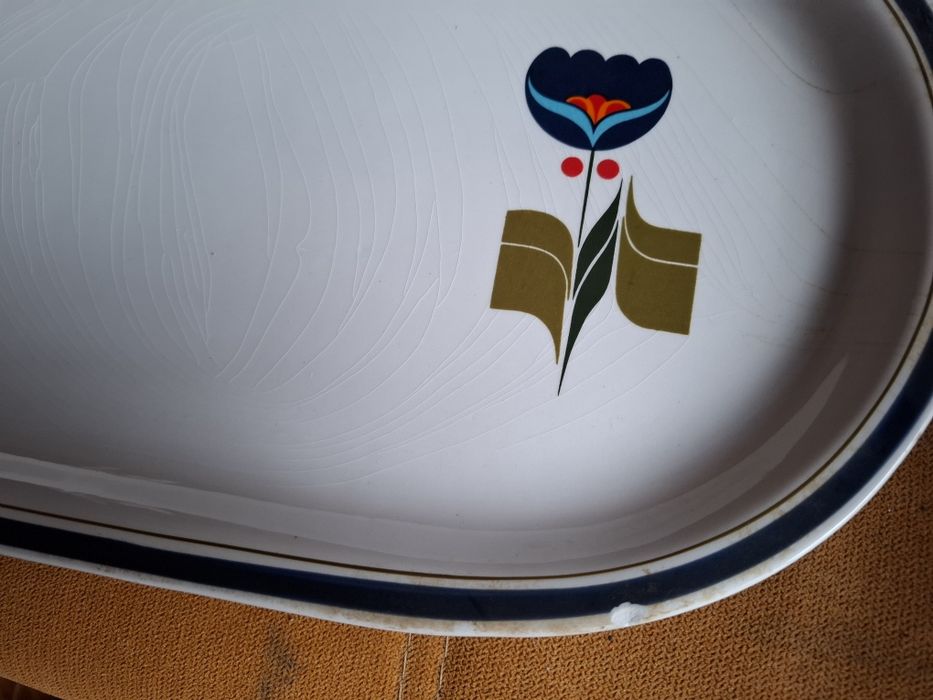 Two porcelain serving platters.430851771325501443