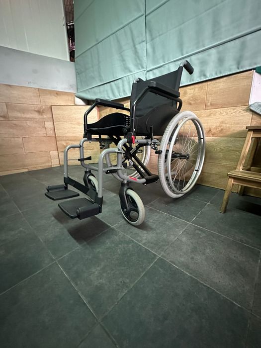 Cadeira de rodas de eixo recuado