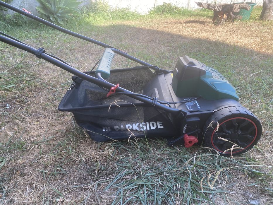 Corta relvas Parkside a bateria