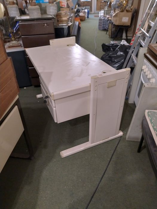 Móveis e artigos de escritório