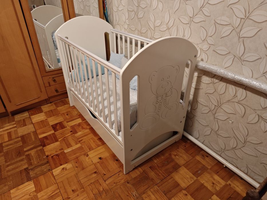 Кроватка дитяча, дитяче ліжечко з маятником