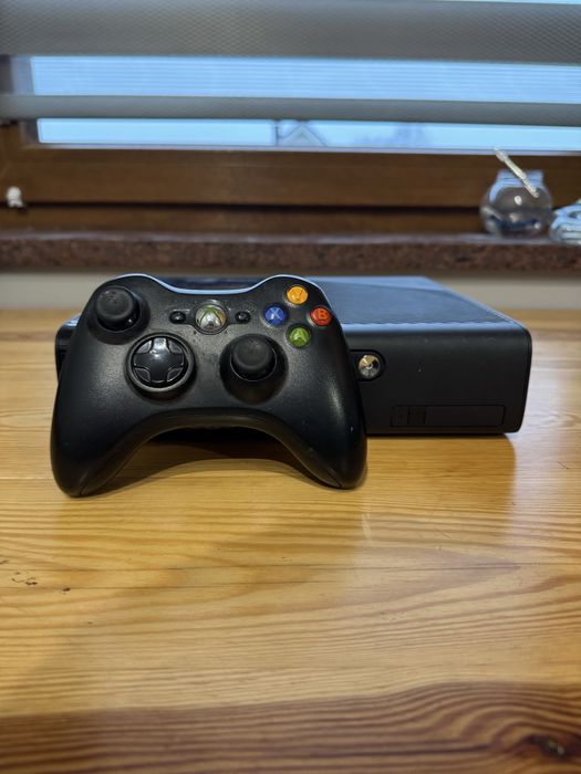 Xbox 360 z padem i zasilaczem