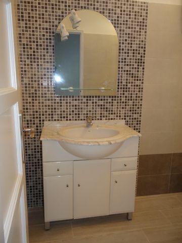 Alugo T1 jovial de cozinha vermelha