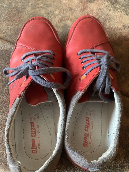 Продам кросівки червоного кольору.