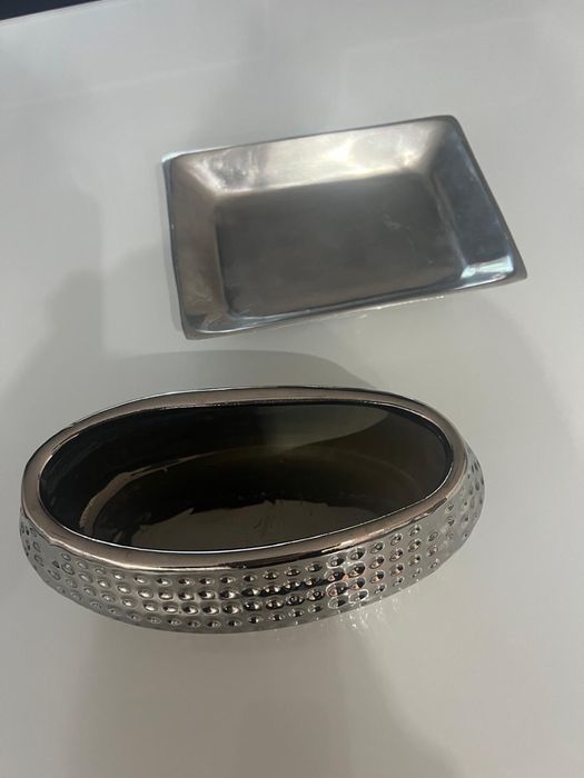 Duas pecas decorativas tons prata