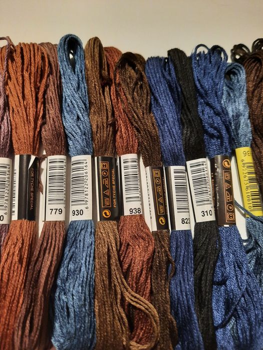 20 meadas de fio para bordados, ponto cruz e costura.