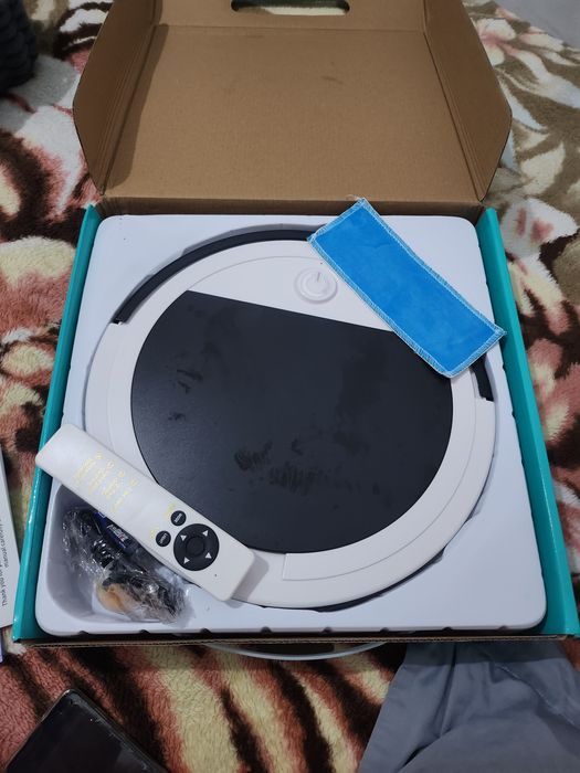 Robot sprzątający mopujacy sterowany pilotem