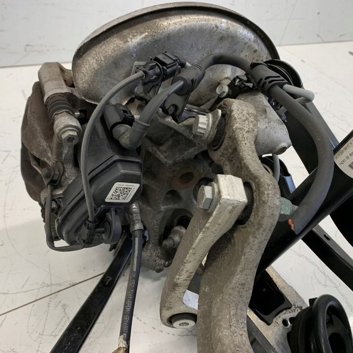 Zwrotnica Tył Prawa Zawieszenie Półoś Wahacze Zacisk Audi A4 B9 22R