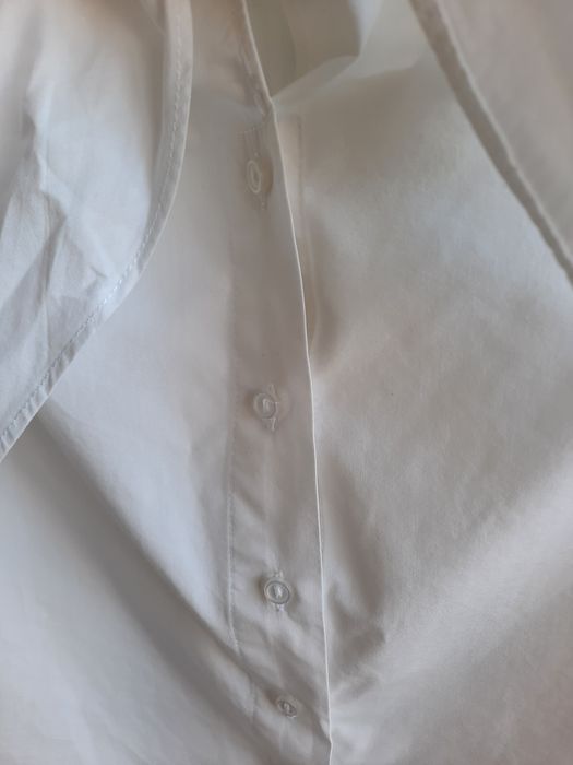 Camisa branca sem ombros da H&M