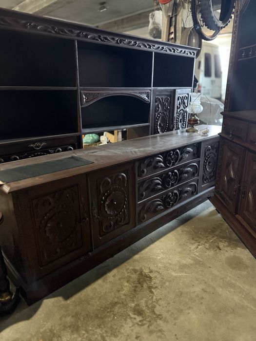 Moveis antigos em madeira e mesa de centro