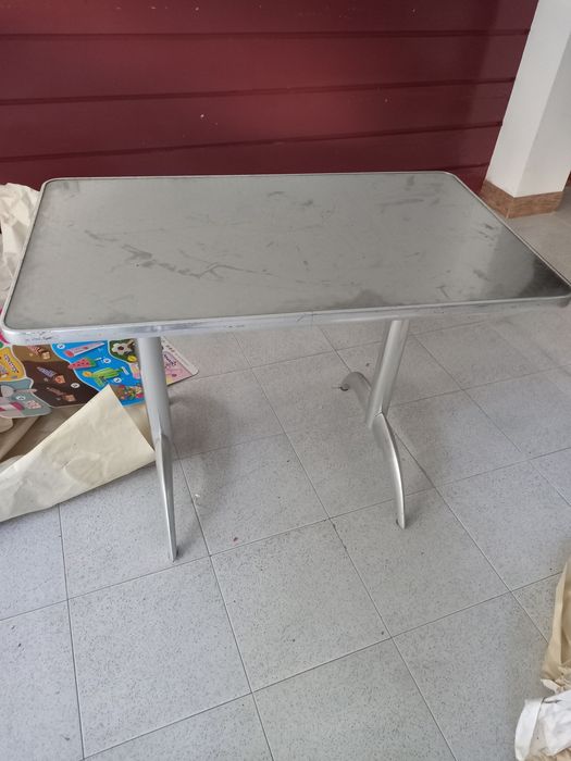 Vende 4 mesas,.2 pequena e 2 grandes por 30€