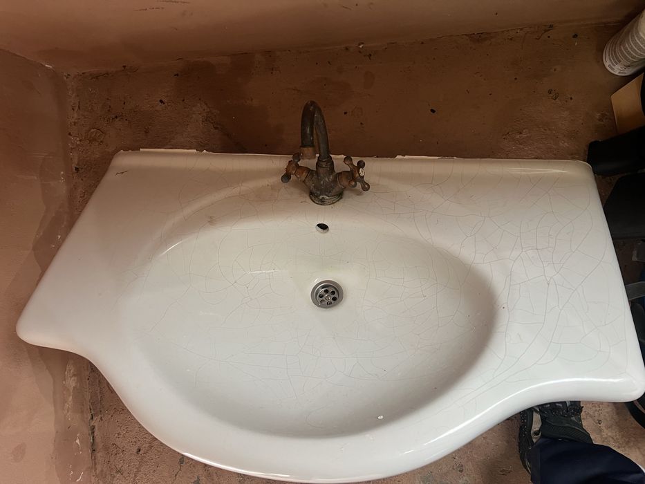 Zlew łazienkowy z kranem