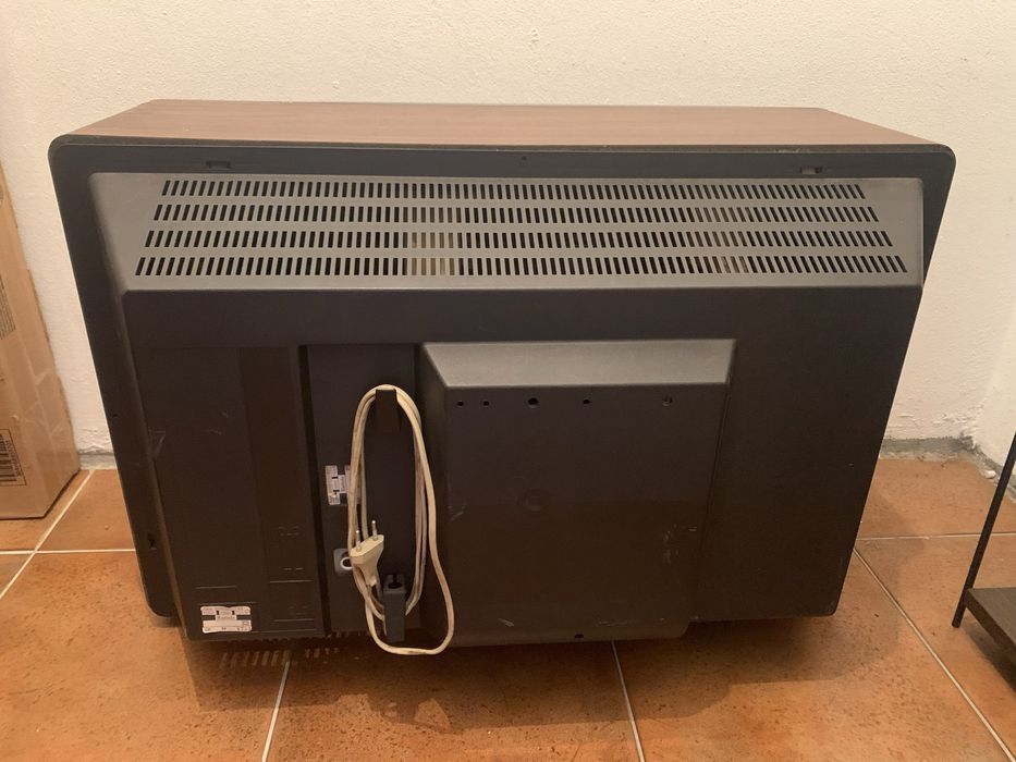 Televisão Antiga Radiola a funcionar