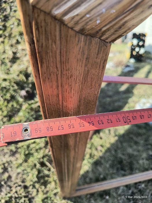 Lustro w drewnianej ramie