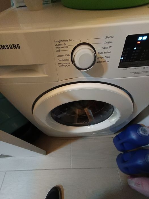 Máquina de Lavar Roupa Samsung WF80F5E0W2W – Para Peças ou Reparar