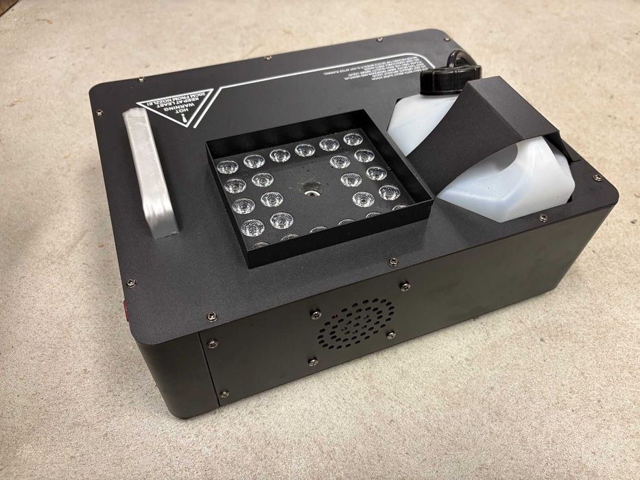 PIONOWA Maszyna do dymu 1800W LED RGB + PILOT ZQ10138 Uking