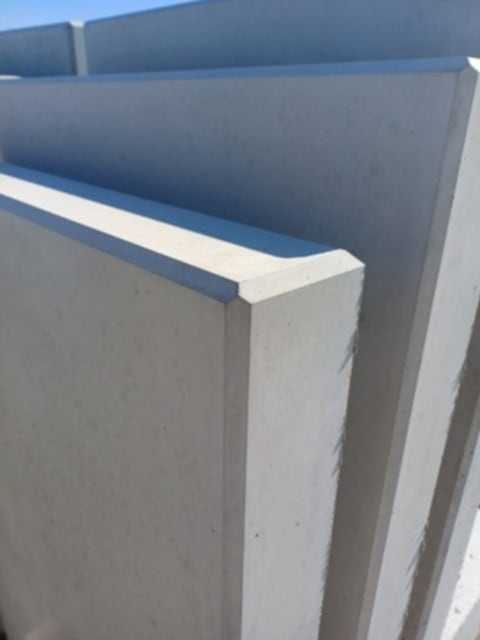 Betonowy mur oporowy