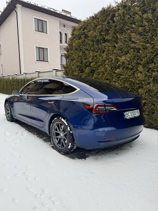 Продам власну машину Tesla Model 3