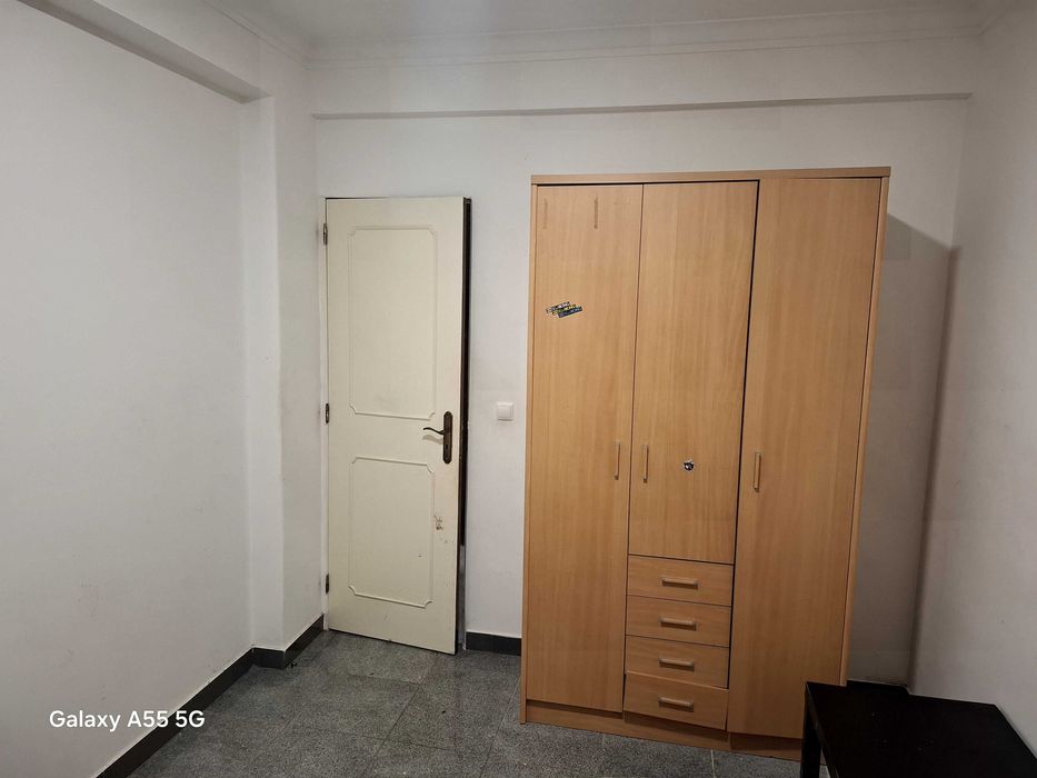 Quarto em Loures bem localizado.