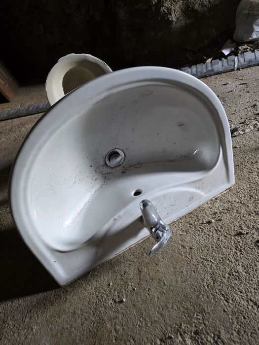 Vários materiais de WC como novos..