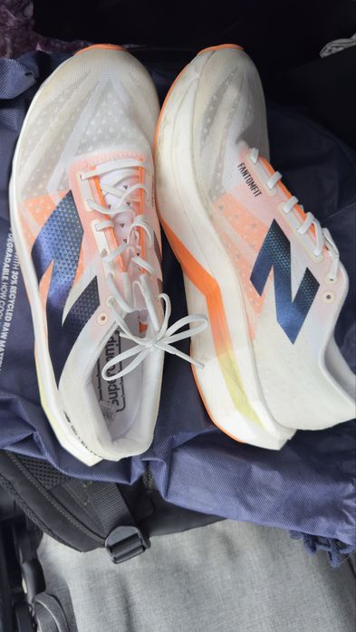 Sapatilhas New Balance FuelCell SuperComp Trainer v3 branco laranja