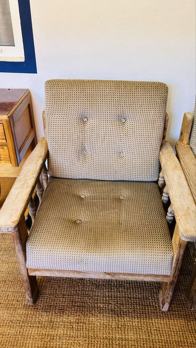 Par de Poltronas  em Madeira Maciça e Estofado