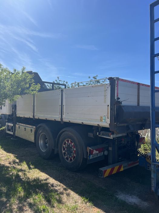Grua hiab sobre camiao