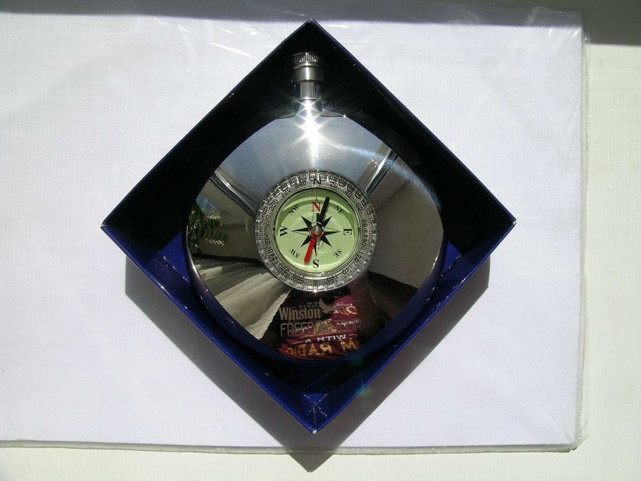 Подарочная фляга с компасом.