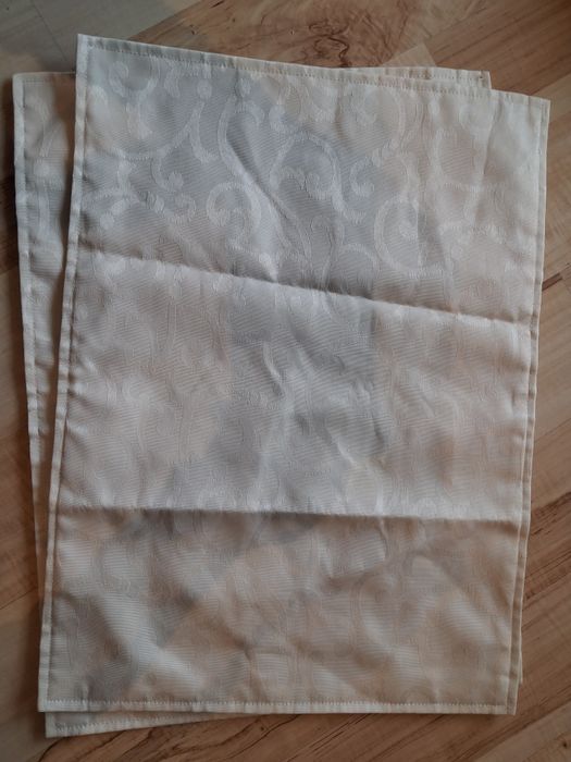Oddam kremowe podkładki na stół