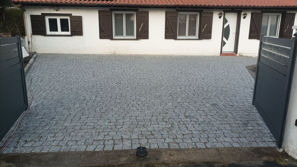 Pavimentações (calçada portuguesa) e obras públicas.