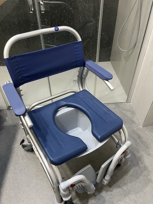 Cadeira de Banho e Sanitária com Rodas Atlantic ABS XXL