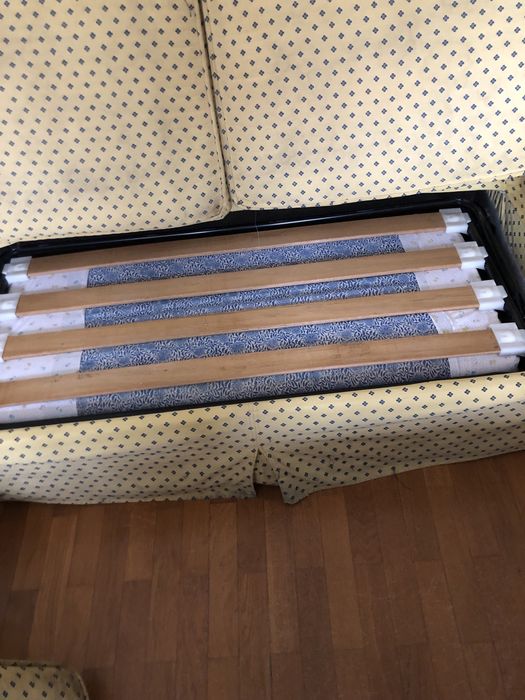 Sofa cama em amarelo e azul