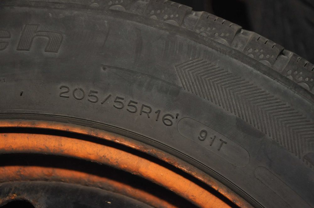 Felgi stalowe z oponami zimowymi z czujnikami ciśnienia