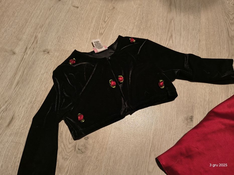 Śliczna elegancka sukienka z bolerkiem