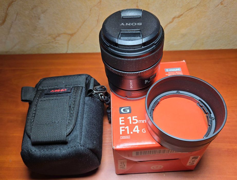 Объектив Sony E 15 f/1.4 G + чохол. Стан нового.