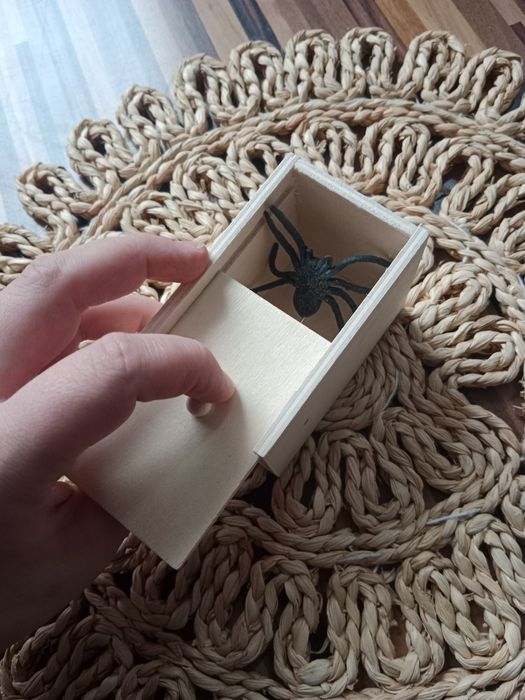 Psikus/Psikusowy/śmieszny prezent. Wyskakujący pająk