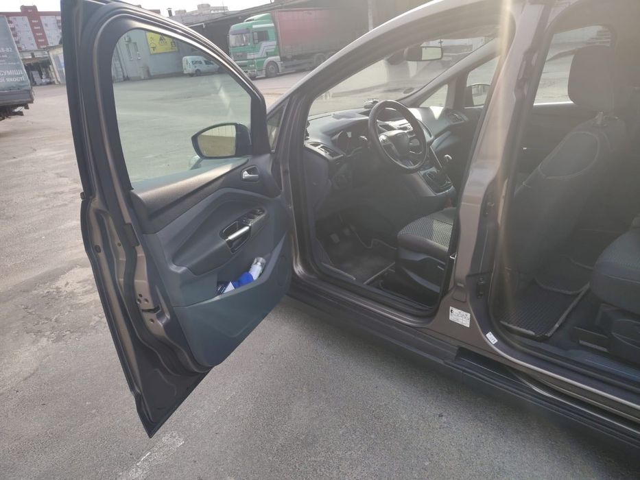 Машина Ford C-Max