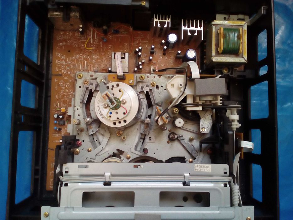 Видеомагнитофон  SHARP (на запчасти)