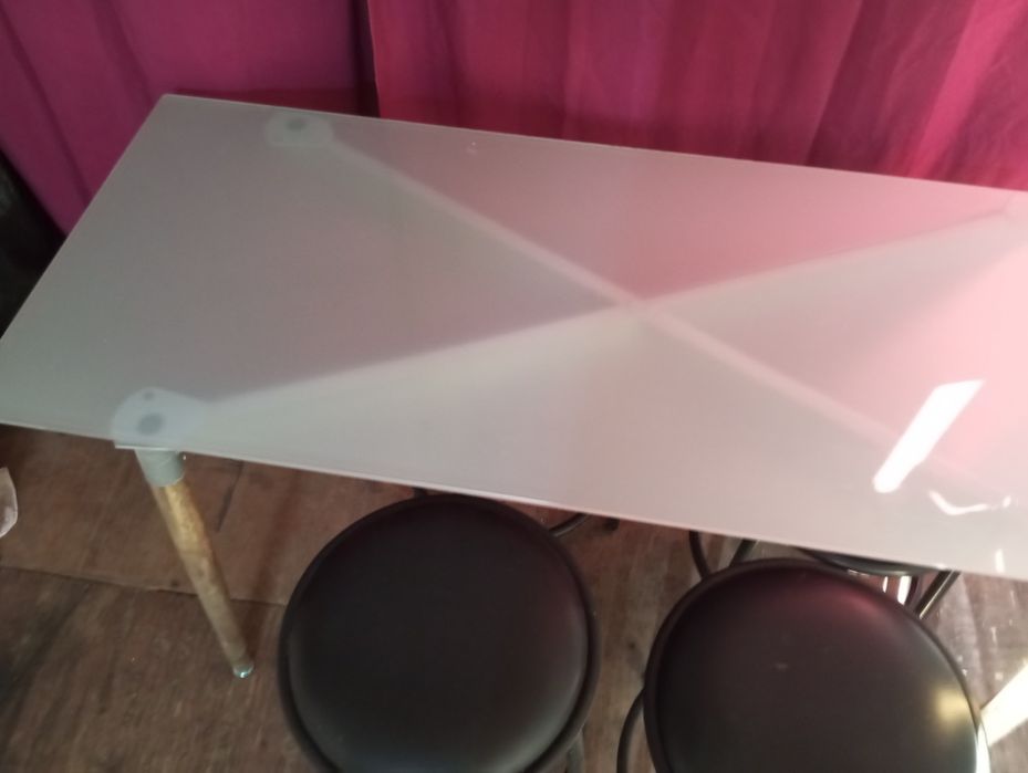 Conjunto de mesa e bancos