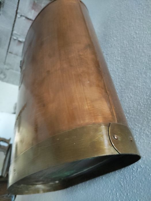 Várias peças em cobre e latão.