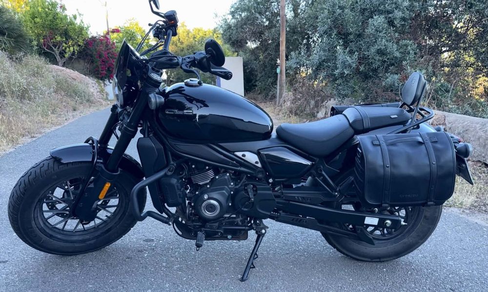 Moto com 2 anos garatiae muitos acessórios  extra