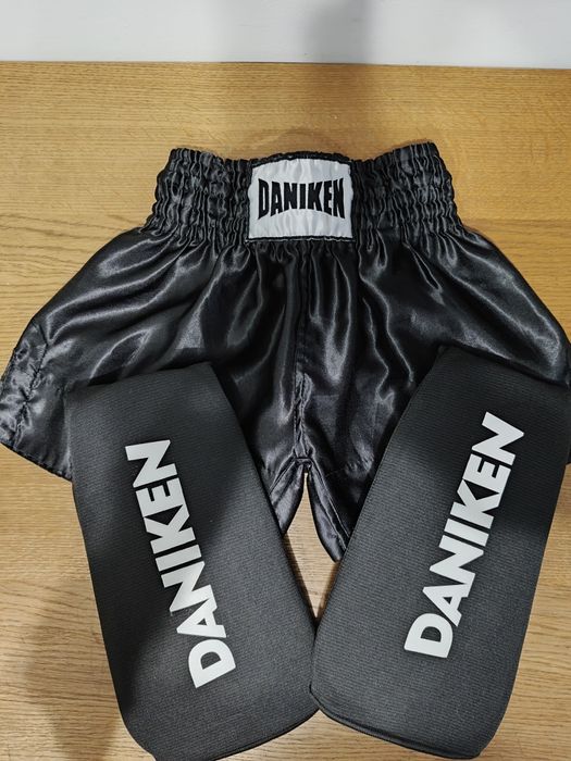 DANIKEN Zestaw spodenki i ochraniacze kickboxing, taekwondo