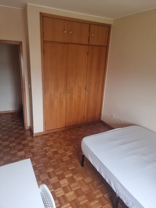 Aluga-se  quarto